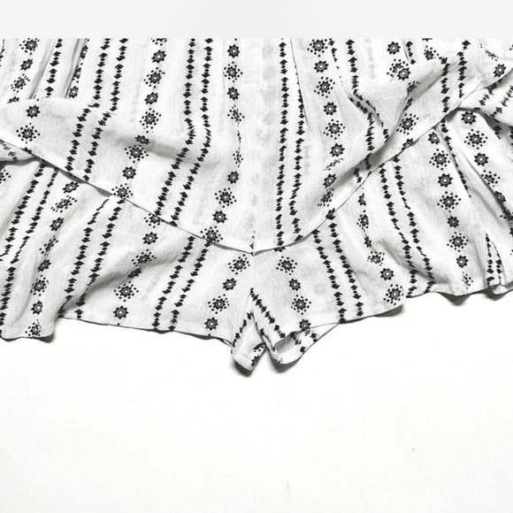 Cute Patterned Romper - Picture 4 of 7